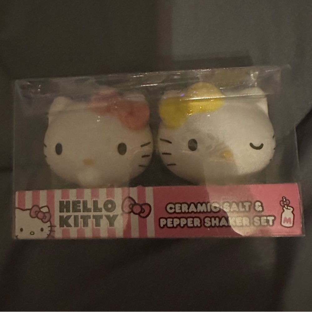 Hello kitty salt and pepper shakers